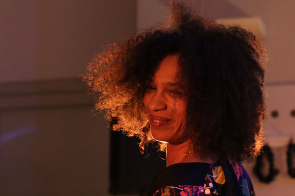 Sängerin von aminata & the astronauts bei unplugged@gabarage